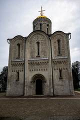 Obraz premium old white stone church on a hill in the old town