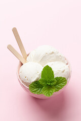 Vanilla ice cream scoopes