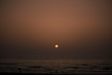 Amanecer de sol sobre el mar