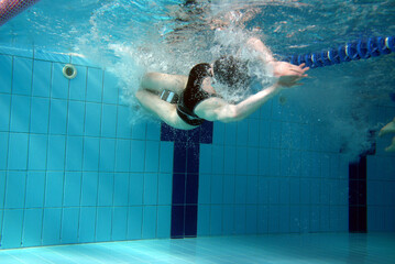 Fototapeta person swimming in pool obraz