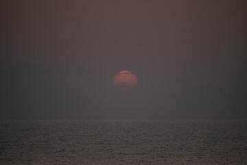 Salida de sol en el mar