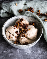 Eis mit Nüssen