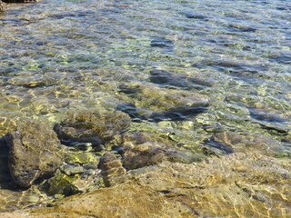 Steine, Felsen am Strand in Istrien, Kroatien