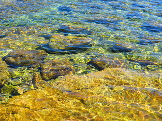 Steine, Felsen am Strand in Istrien, Kroatien