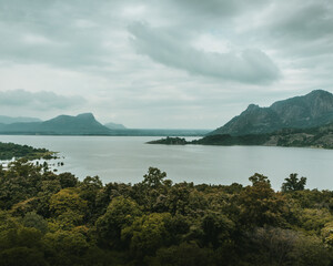 Fototapeta na wymiar lake and mountains of Kodaikanal