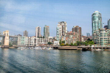 Obraz premium VANCOUVER - AUGUST 9, 2017: Vancouver City skyline from Granville Island