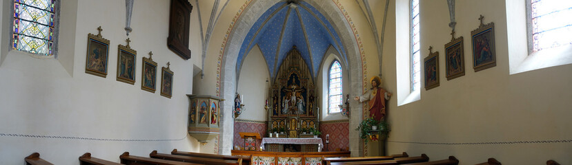 Fototapeta na wymiar Kirche zur Heiligen Dreifaltigkeit in Vellau