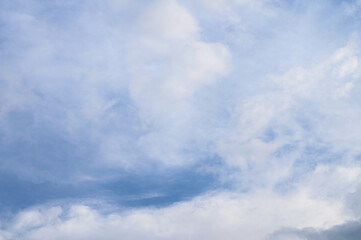 Obraz premium Abstract background of white fluffy clouds on a bright blue sky