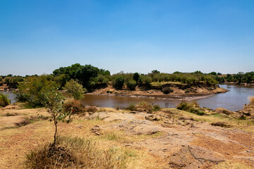 ケニアのマサイマラ国立保護区にある、マラ川周辺の風景と青空