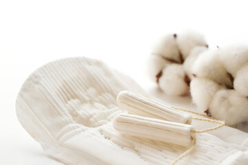 オーガニックコットンの生理用ナプキンとタンポン　白背景