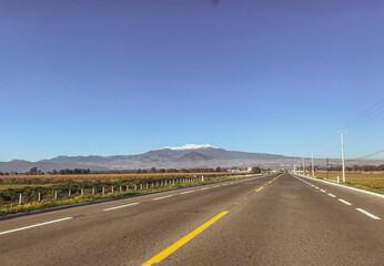Carretera con vista al monte nevado 