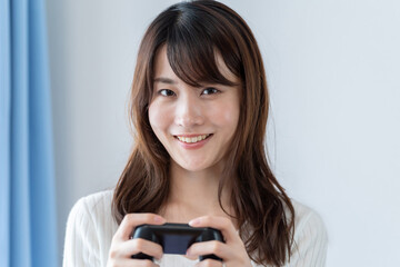 テレビゲームをプレイする女性