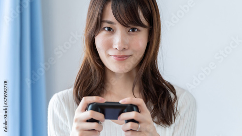 テレビゲームをプレイする女性 Wall Mural Wallpaper Murals Taka テレビゲームをプレイする女性 Wall Mural Wallpaper Murals Taka