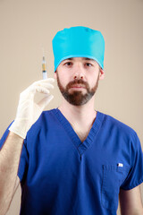 Retrato doctor mexicano con inyeccion aguja guantes detalle