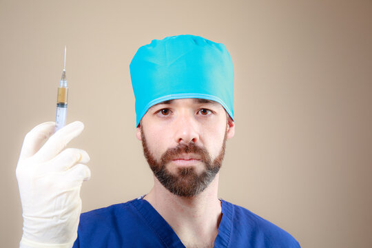 Retrato doctor mexicano con inyeccion aguja guantes detalle