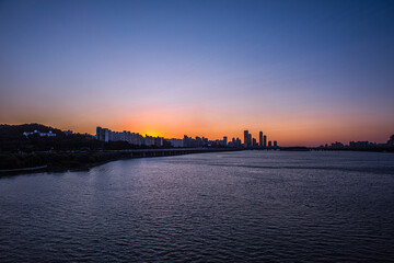 Naklejka premium The beautiful landscape of sunset at riverside.