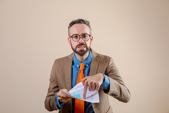 Retrato Hombre de negocios maestro desesperado enojado rega&ntilde;o molesto serio