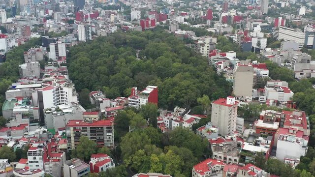 Acercamiento a&eacute;reo al Parque M&eacute;xico en la colonia Hip&oacute;dromo Condesa de la Ciudad de M&eacute;xico.