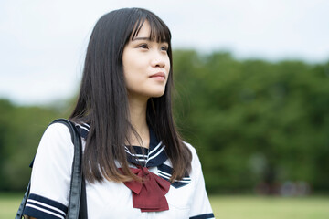 真顔の女子高生