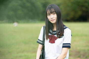 真顔の女子高生