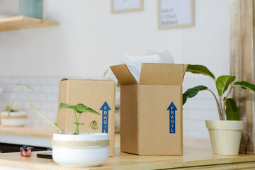 Shipping packages with fragile seal