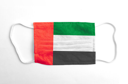 Mascarilla con la bandera de Emiratos &Aacute;rabes Unidos impresa, sobre fondo blanco, aislado.
