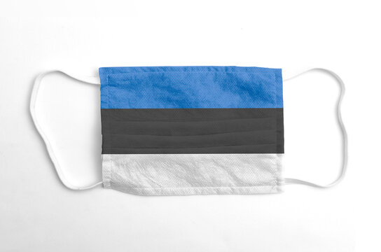 Mascarilla con la bandera de Estonia impresa, sobre fondo blanco, aislado.
