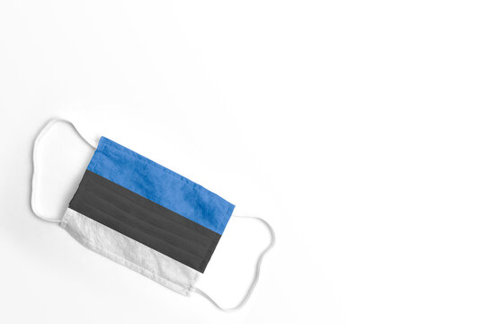 Mascarilla con la bandera de Estonia impresa, sobre fondo blanco, aislado.
