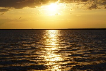 夕日とキラキラ輝く黄金色の海/Sparkling and gold surface of sea at sunset