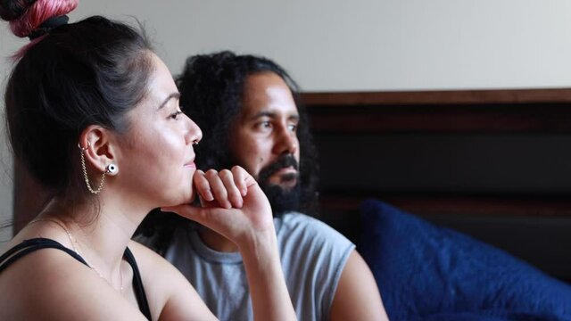 Pareja de j&oacute;venes platicando en la ma&ntilde;ana en cama dentro de casa