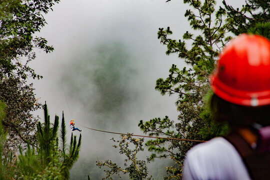 tirolesa en la monta&ntilde;a