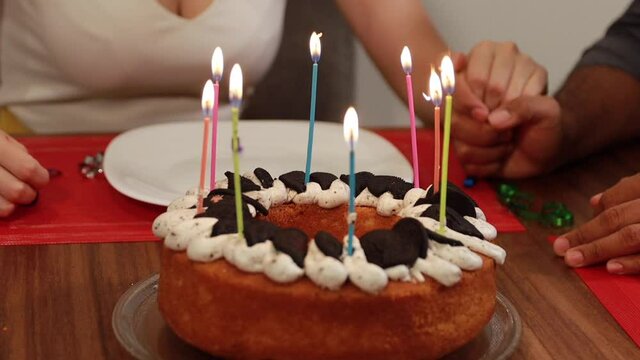 Detalle de pastel de cumplea&ntilde;os apagando las velas pidiendo un deseo