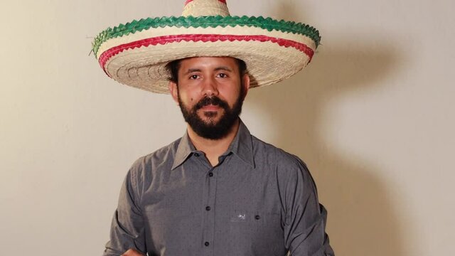 Joven Mexicano gritando con alegr&iacute;a por independencia de M&eacute;xico con sombrero