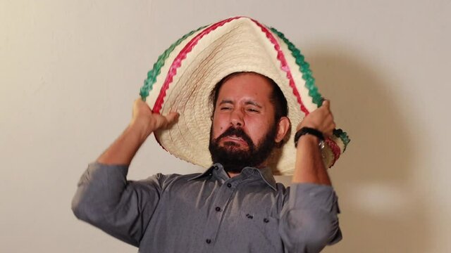Joven Mexicano gritando con alegr&iacute;a por independencia de M&eacute;xico con sombrero