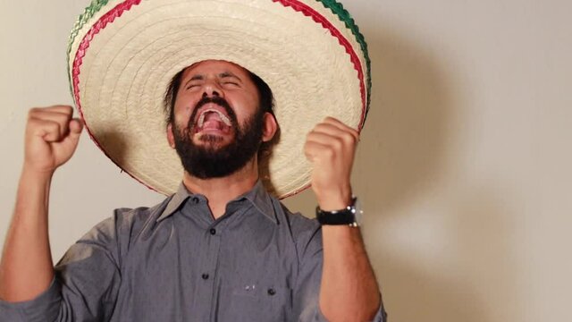 Joven Mexicano gritando con alegr&iacute;a por independencia de M&eacute;xico con sombrero