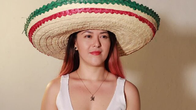 Joven mujer mexicana gritando emocionada por dia de la independencia de mexico viva con sombrero