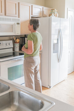 Woman Heats up Tea in Her Microwave Oven