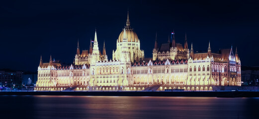 Obraz premium Illuminated Hungary parliament residence on bank of Danube at night, Budapest