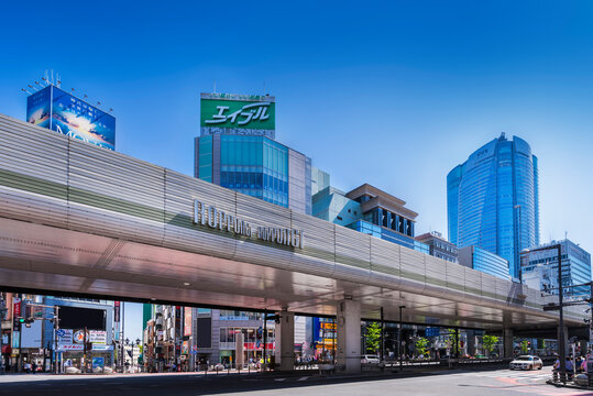 港区 六本木交差点と首都高速の風景