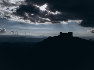 Obraz premium shadow of castle on the hill with dark sky