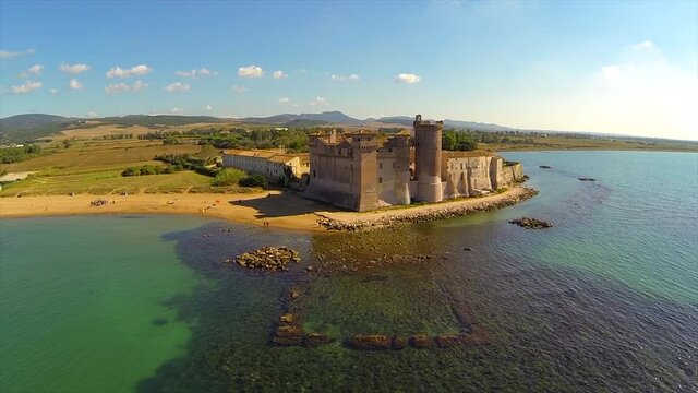 Vista aerea del castello di Santa severa a Roma. bellissima fortezza sul mare