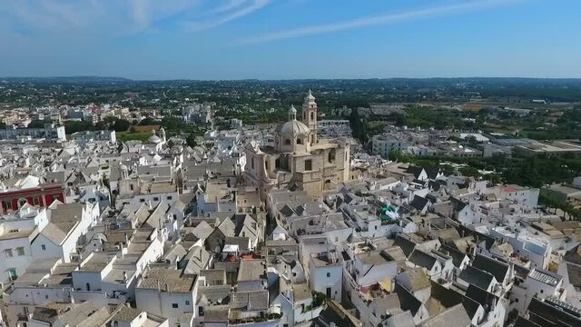 Locorotondo, meta turistica della puglia, italia. ripresa di drone. - Locorotondo, tourist destination in Puglia, Italy. drone shot.
