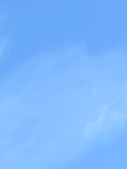 Blauer Himmel mit leichtem Wolkenschleier