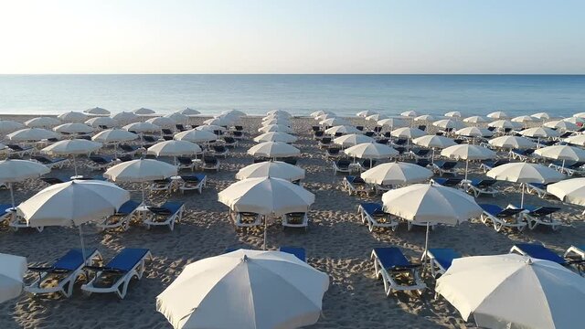 Estate, mare, spiaggia ombrelloni, stabilimento balneare. italia, costa, vacanza - Summer, sea, beach umbrellas, bathing establishment. Italy, coast, vacation. AERIAL SHOOTING WITH DRONE