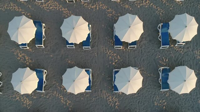 Estate, mare, spiaggia ombrelloni, stabilimento balneare. italia, costa, vacanza - Summer, sea, beach umbrellas, bathing establishment. Italy, coast, vacation. AERIAL SHOOTING WITH DRONE