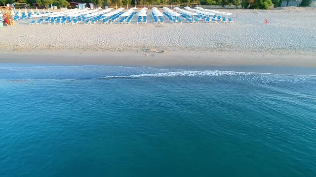 RIPRESA AEREA CON DRONE A BASSA QUOTA SU SPIAGGIA ATTREZZATA