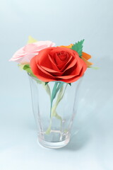 グラスに飾った紙で作ったバラの花