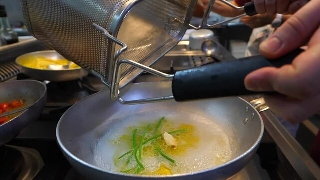 TIPICI SPAGHETTI ITALIANI SALTATI E MANTECATI IN PADELLA - 