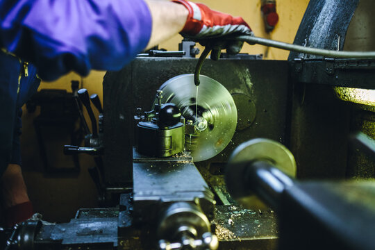 engine lathe gets cooled by a metal worker