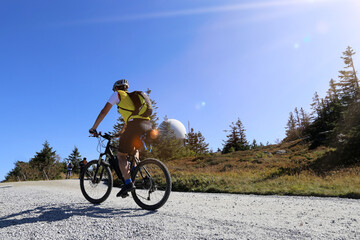 Mountainbiker auf dem Gipfel des Großer Arber, mit 1.456 m. ü. NHN. höchster Gipfel im Bayerischen Wald